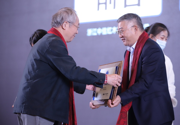 全聯藝術紅木家具專業委員會專家顧問、中央民族大學人體工程學專家蘇垣為志成紅木頒獎