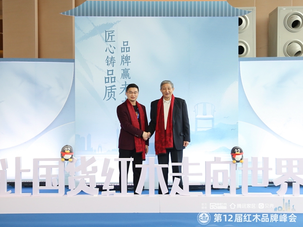 森木家具董事長(zhǎng)蔣華僑(左)與全聯(lián)藝術(shù)紅木家具專業(yè)委員會(huì)專家顧問曹靜樓(右)合影 森木家具董事長(zhǎng)蔣華僑(左)與全聯(lián)藝術(shù)紅木家具專業(yè)委員會(huì)專家顧問曹靜樓(右)合影