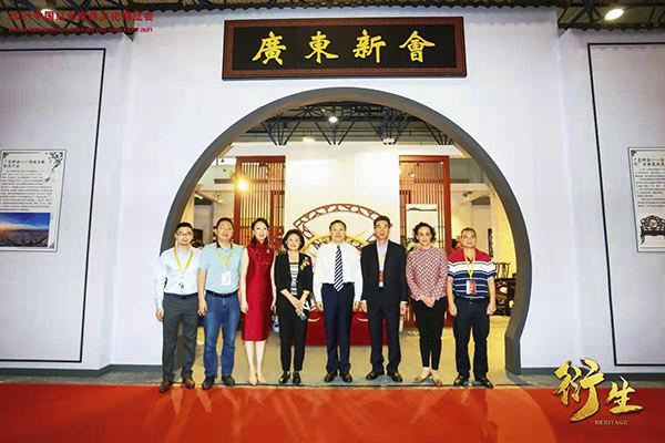 森木家具董事長(zhǎng)蔣華僑(左一)作為新會(huì)產(chǎn)區(qū)優(yōu)秀企業(yè)代表受邀出席“衍生——2021中國紅木家具文化博覽會(huì)”,助力擦亮產(chǎn)區(qū)名片 森木家具董事長(zhǎng)蔣華僑(左一)作為新會(huì)產(chǎn)區(qū)優(yōu)秀企業(yè)代表受邀出席“衍生——2021中國紅木家具文化博覽會(huì)”,助力擦亮產(chǎn)區(qū)名片