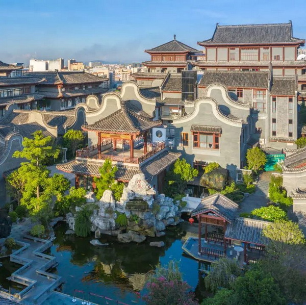 紅博城是國內首個集嶺南、徽派建筑風格于一體的地標性建筑群