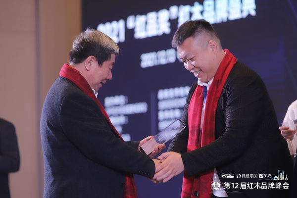 國家文物局原副局長張柏(左)為富雅紅木樓董事長楊少輝(右)頒發風云企業家獎杯 國家文物局原副局長張柏(左)為富雅紅木樓董事長楊少輝(右)頒發風云企業家獎杯