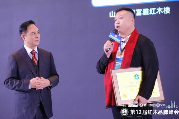 富雅紅木樓董事長楊少輝(右)接受中央電視臺軍事節目主持人唐劍(左)采訪 富雅紅木樓董事長楊少輝(右)接受中央電視臺軍事節目主持人唐劍(左)采訪