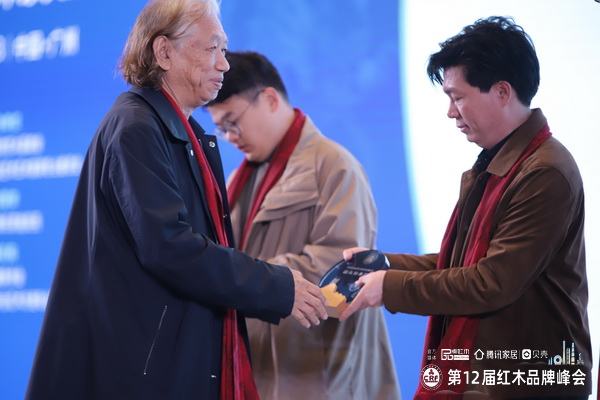全國工商聯第十一屆執委宋建文（左）為姚華良董事長（右）授牌