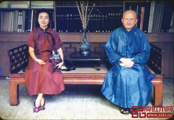 德國人艾克和夫人曾佑和女士坐在羅漢床上