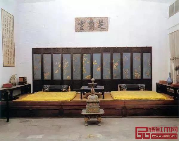 乾隆皇帝當皇子時居住并在此完婚的重華宮東暖閣,炕的兩側靠墻放置的即為炕案 乾隆皇帝當皇子時居住并在此完婚的重華宮東暖閣,炕的兩側靠墻放置的即為炕案
