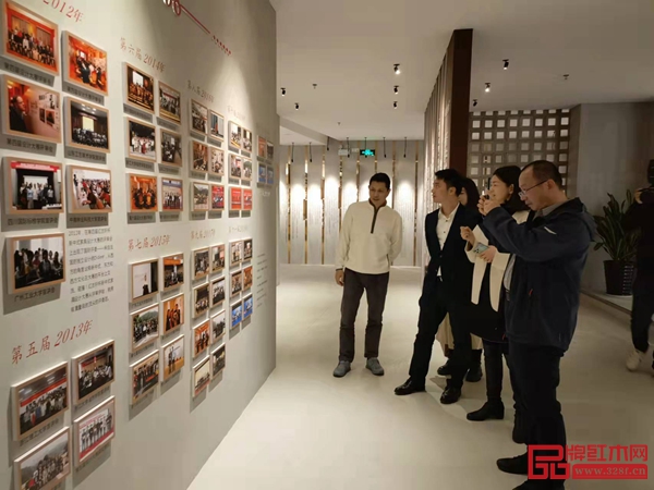 故宮博物院家具研究員周京南(右一)了解“紅古軒”杯新中式家具設計大賽十三年歷程 故宮博物院家具研究員周京南(右一)了解“紅古軒”杯新中式家具設計大賽十三年歷程