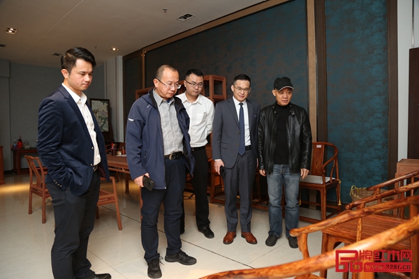 雅宋紅木董事長葉茂清(右一)、總經理竇琦柳(右三)和閑適紅木董事總經理石擁軍(右二)為故宮博物院家具研究員周京南(左二)、全聯藝術紅木家具委員會執行會長林偉華(左一)介紹雅宋緬花家具 雅宋紅木董事長葉茂清(右一)、總經理竇琦柳(右三)和閑適紅木董事總經理石擁軍(右二)為故宮博物院家具研究員周京南(左二)、全聯藝術紅木家具委員會執行會長林偉華(左一)介紹雅宋緬花家具