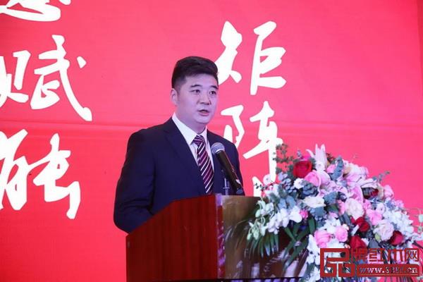 中國(guó)家具協(xié)會(huì)監(jiān)事長(zhǎng)吳國(guó)棟主持文件審議和榮譽(yù)授予環(huán)節(jié) 中國(guó)家具協(xié)會(huì)監(jiān)事長(zhǎng)吳國(guó)棟主持文件審議和榮譽(yù)授予環(huán)節(jié)