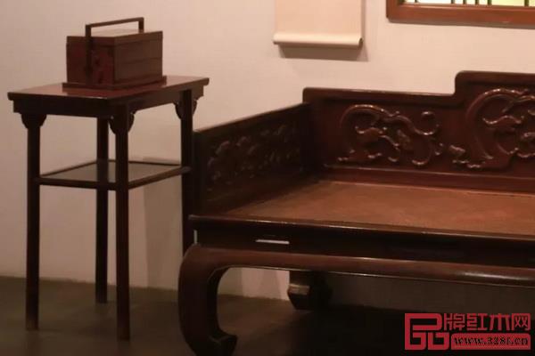 陳夢(mèng)家舊藏《黃花梨夾頭榫帶屜板小平頭案》,現(xiàn)陳列于上海博物館 陳夢(mèng)家舊藏《黃花梨夾頭榫帶屜板小平頭案》,現(xiàn)陳列于上海博物館