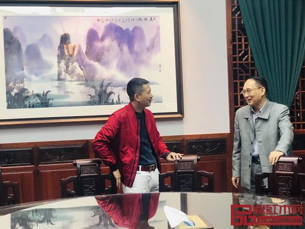 中國家具協會副理事長、紅古軒品牌創始人吳赤宇(左)為中山市政協副主席劉志偉(右)介紹紅古軒生產經營情況 中國家具協會副理事長、紅古軒品牌創始人吳赤宇(左)為中山市政協副主席劉志偉(右)介紹紅古軒生產經營情況