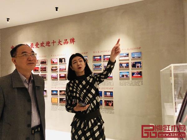 紅古軒營銷總監楊晶(右)為中山市政協副主席劉志偉(左)介紹紅古軒品牌發展歷程及文化 紅古軒營銷總監楊晶(右)為中山市政協副主席劉志偉(左)介紹紅古軒品牌發展歷程及文化