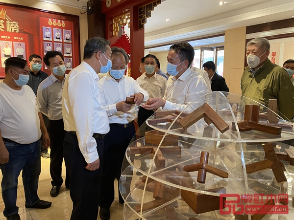 省市一眾領導在國方家居董事長陳新平的陪同下參觀國方家居展廳 省市一眾領導在國方家居董事長陳新平的陪同下參觀國方家居展廳