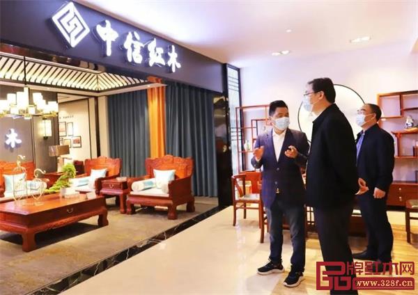 中信紅木:市委書記樓瑯堅走訪,調(diào)研企業(yè)發(fā)展現(xiàn)狀 中信紅木:市委書記樓瑯堅走訪,調(diào)研企業(yè)發(fā)展現(xiàn)狀