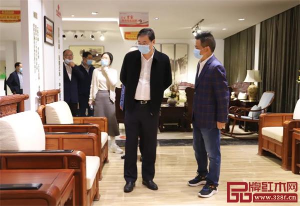 左:東陽市市委書記樓瑯堅,右:中信紅木董事長李忠信 左:東陽市市委書記樓瑯堅,右:中信紅木董事長李忠信