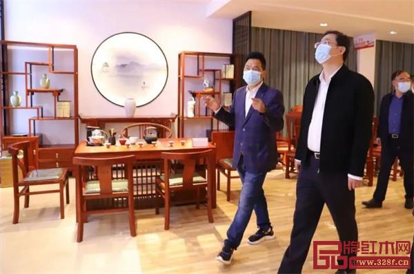 中信紅木:市委書記樓瑯堅走訪,調(diào)研企業(yè)發(fā)展現(xiàn)狀 中信紅木:市委書記樓瑯堅走訪,調(diào)研企業(yè)發(fā)展現(xiàn)狀