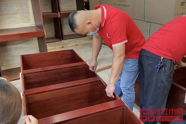 國方家居手工匠人們正在對國家版本館—傳世工程的書箱進行量尺校對 國方家居手工匠人們正在對國家版本館—傳世工程的書箱進行量尺校對