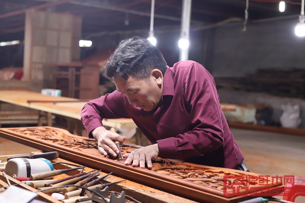 高級工藝美術師、國方家居董事長陳新平 高級工藝美術師、國方家居董事長陳新平