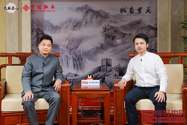 浙江省工藝美術大師、中信紅木董事長李忠信(左)與《大國匠心》欄目策劃人,騰訊家居紅木、品牌紅木總編林偉華對話 浙江省工藝美術大師、中信紅木董事長李忠信(左)與《大國匠心》欄目策劃人,騰訊家居紅木、品牌紅木總編林偉華對話