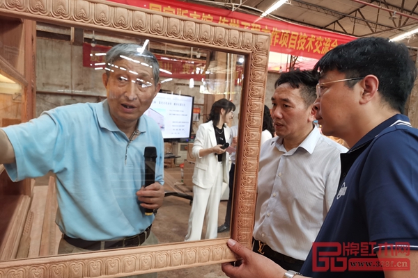 曹靜樓對國方家居出品的國家版本館書柜所采用的新工藝、新技術表示肯定 曹靜樓對國方家居出品的國家版本館書柜所采用的新工藝、新技術表示肯定