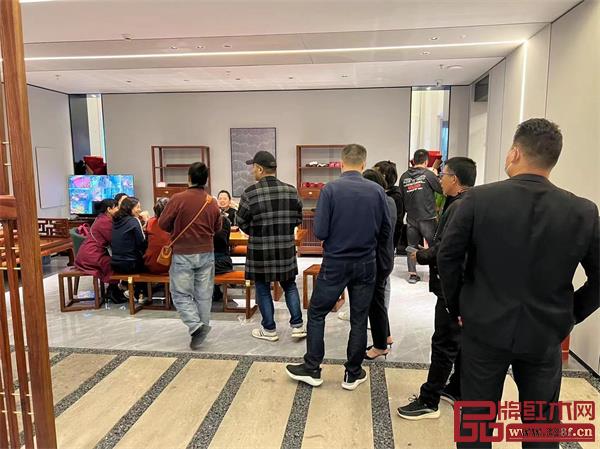玉溪旗艦店引發一陣陣搶購熱潮 玉溪旗艦店引發一陣陣搶購熱潮