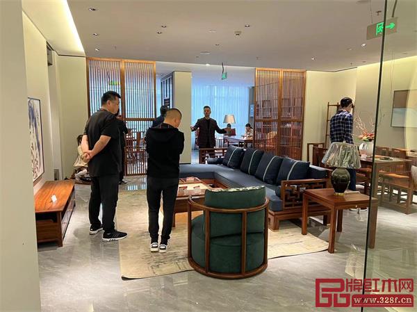 玉溪旗艦店引發一陣陣搶購熱潮 玉溪旗艦店引發一陣陣搶購熱潮
