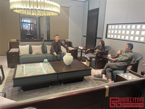 東禺家居創始人吳春飛親自對接客戶,為玉溪旗艦店助力(左一) 東禺家居創始人吳春飛親自對接客戶,為玉溪旗艦店助力(左一)
