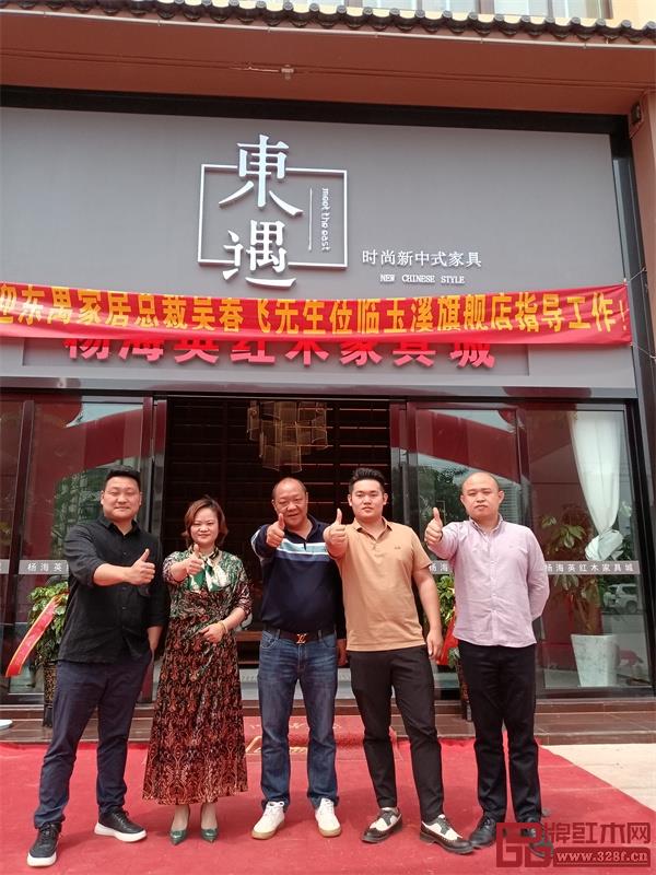 在各部門協助下,玉溪旗艦店隆重開業 在各部門協助下,玉溪旗艦店隆重開業