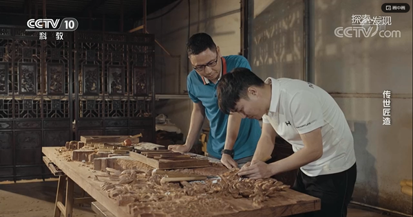 李仲良指導學徒進行雕刻 李仲良指導學徒進行雕刻
