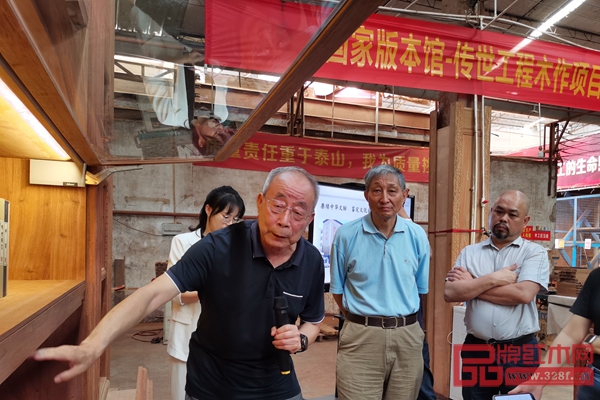曹新民老師從傳統(tǒng)家具技術角度進行分析，分享了他在該項工程中的新發(fā)現(xiàn)