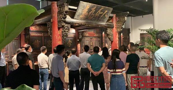 出席活動的嘉賓共同參觀好家風家文化生活館 出席活動的嘉賓共同參觀好家風家文化生活館