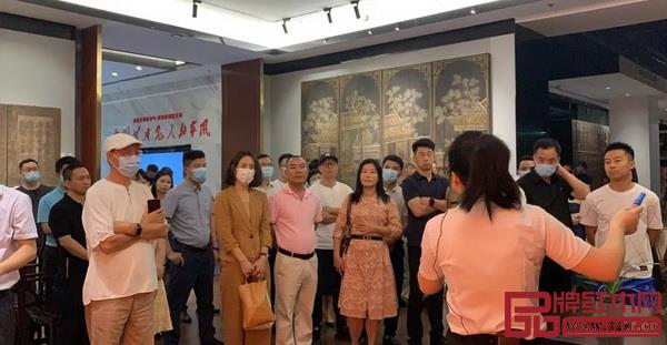 出席活動的嘉賓共同參觀好家風家文化生活館 出席活動的嘉賓共同參觀好家風家文化生活館