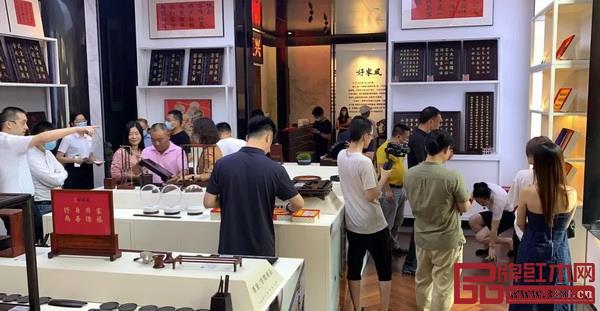 出席活動的嘉賓共同參觀好家風家文化生活館 出席活動的嘉賓共同參觀好家風家文化生活館