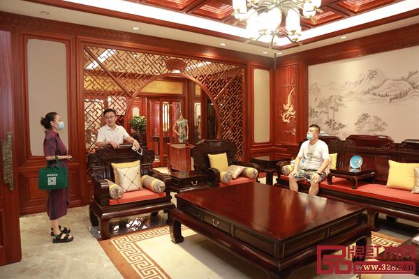 明堂紅木全新展廳吸引眾多消費者參觀.jpg