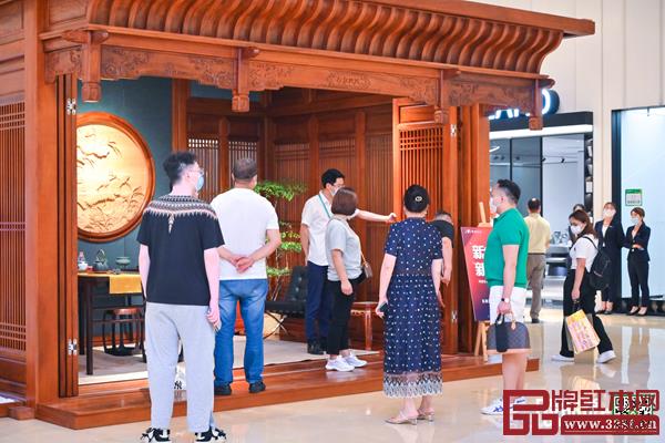 明堂紅木全新展廳吸引眾多消費者參觀.jpg 明堂紅木全新展廳吸引眾多消費者參觀.jpg