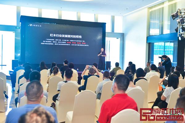 明堂紅木創始人、總經理張向榮帶來《明堂品牌戰略與落地規劃》分享.jpg 明堂紅木創始人、總經理張向榮帶來《明堂品牌戰略與落地規劃》分享.jpg