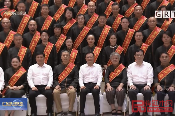 王偉中省長（右四）與陳戴青（右一）等全省各地工藝美術(shù)大師合影留戀