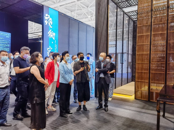 深圳市政協主席林潔、深圳市家協執行會長侯克鵬等領導嘉賓一行蒞臨祥利紅木展位參觀 深圳市政協主席林潔、深圳市家協執行會長侯克鵬等領導嘉賓一行蒞臨祥利紅木展位參觀