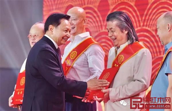 明清家具設(shè)計(jì)大師伍炳亮先生獲頒“第八屆中國工藝美術(shù)大師”榮譽(yù)證書。