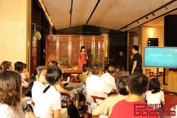 明堂紅木文化顧問、北京國博文物鑒定中心外聯部主任崔子瑞與在場的小聽眾進行互動.jpg 明堂紅木文化顧問、北京國博文物鑒定中心外聯部主任崔子瑞與在場的小聽眾進行互動.jpg