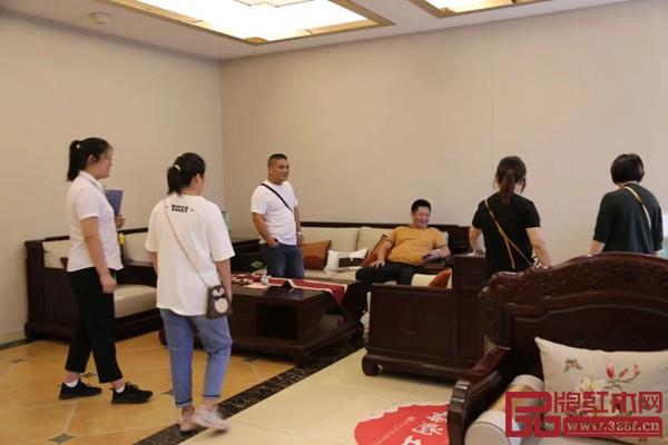 攜精品紅酸枝新品家具亮相,萬家宜紅木感恩回饋客戶.jpg 攜精品紅酸枝新品家具亮相,萬家宜紅木感恩回饋客戶.jpg