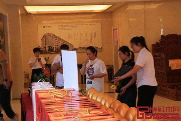 客戶在開心的砸金蛋.jpg 客戶在開心的砸金蛋.jpg