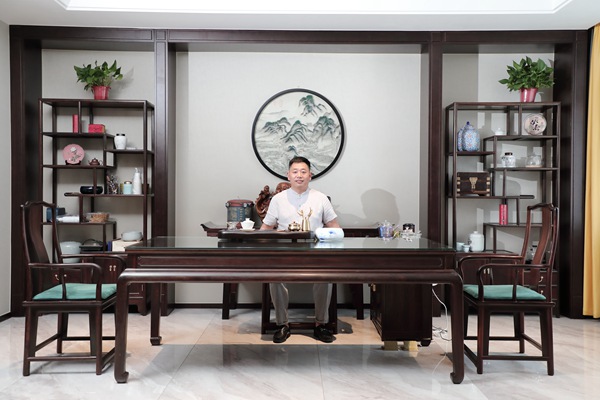 以家具產品為承托,董事長陳杭峰為傳統技藝和優秀文化的保護發揚不斷努力.JPG 以家具產品為承托,董事長陳杭峰為傳統技藝和優秀文化的保護發揚不斷努力.JPG