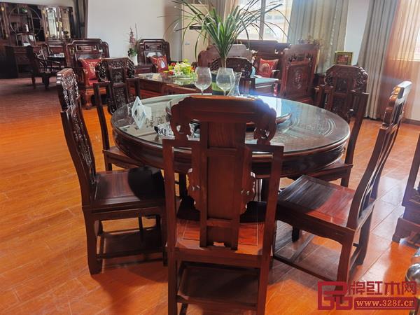 小葉紅檀1.38米圓桌九件套，銷售價(jià)39000元，活動(dòng)價(jià)15600元