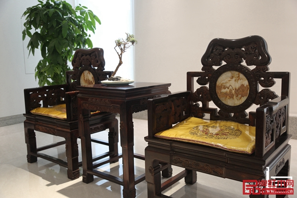 波記紫檀館堅持無白皮無輔料的標準,只選小葉紫檀大料老料,保證小葉紫檀家具用材品質 波記紫檀館堅持無白皮無輔料的標準,只選小葉紫檀大料老料,保證小葉紫檀家具用材品質