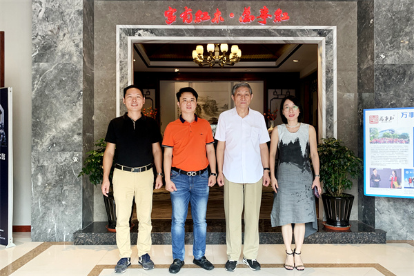 故宮博物院文保科技部原主任曹靜樓蒞臨萬事紅紅木，高標(biāo)準(zhǔn)工藝獲高度贊揚(yáng)！