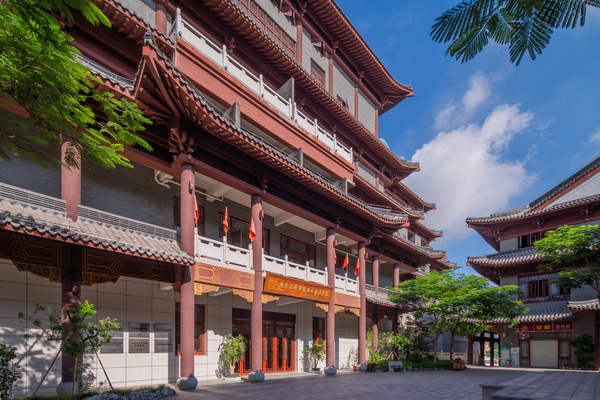 坐落在紅博城的中山職業(yè)技術(shù)學(xué)院紅木家居學(xué)院被外界稱作“最美紅木學(xué)院” 坐落在紅博城的中山職業(yè)技術(shù)學(xué)院紅木家居學(xué)院被外界稱作“最美紅木學(xué)院”