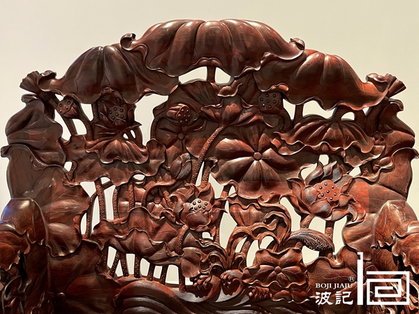 沙發(fā)搭腦改良為大朵的荷葉,家具整體更加圓潤和諧 沙發(fā)搭腦改良為大朵的荷葉,家具整體更加圓潤和諧