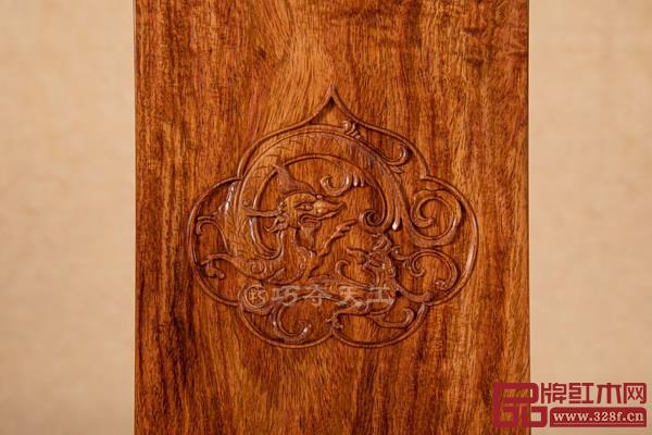 巧奪天工紅木圈椅靠背浮雕螭龍捧壽,線條流暢婉轉(zhuǎn) 巧奪天工紅木圈椅靠背浮雕螭龍捧壽,線條流暢婉轉(zhuǎn)