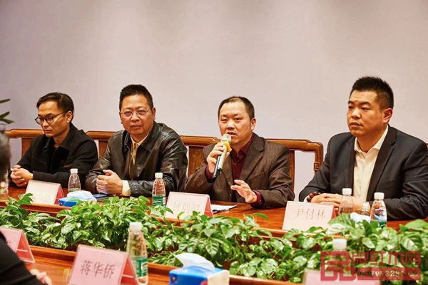 新會區委統戰部副部長、區工商聯黨組書記鐘炳超(右二)致辭 新會區委統戰部副部長、區工商聯黨組書記鐘炳超(右二)致辭