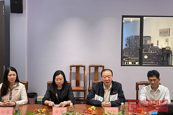 中國(guó)輕工業(yè)聯(lián)合會(huì)副會(huì)長(zhǎng)、中國(guó)工藝美術(shù)學(xué)會(huì)副理事長(zhǎng)、中國(guó)工藝美術(shù)協(xié)會(huì)副理事長(zhǎng)、全聯(lián)民間文物藝術(shù)品商會(huì)副會(huì)長(zhǎng)、大連本柱工美實(shí)業(yè)集團(tuán)董事長(zhǎng)鄒本柱(右二)發(fā)表講話 中國(guó)輕工業(yè)聯(lián)合會(huì)副會(huì)長(zhǎng)、中國(guó)工藝美術(shù)學(xué)會(huì)副理事長(zhǎng)、中國(guó)工藝美術(shù)協(xié)會(huì)副理事長(zhǎng)、全聯(lián)民間文物藝術(shù)品商會(huì)副會(huì)長(zhǎng)、大連本柱工美實(shí)業(yè)集團(tuán)董事長(zhǎng)鄒本柱(右二)發(fā)表講話